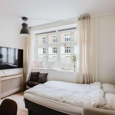 2br 1 Min From S-train