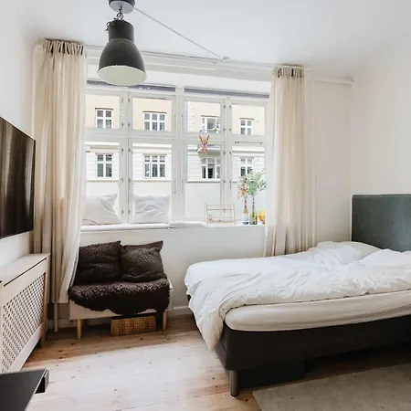 2br 1 Min From S-train
